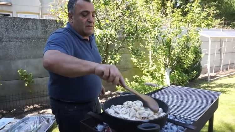 Pentru gătit frigarui de grătar. prăjiți ciupercile