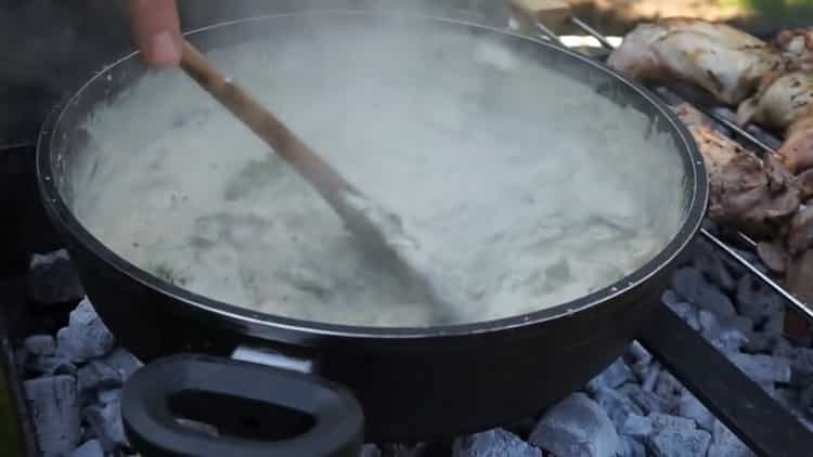 Pentru gătit frigarui de grătar. adăugați verdeață