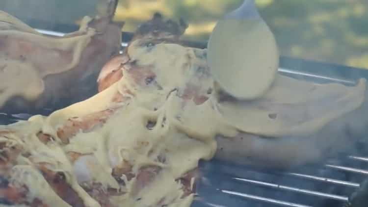 Kebab de iepure - o mâncare dietetică și foarte gustoasă răspândită cu sos de carne