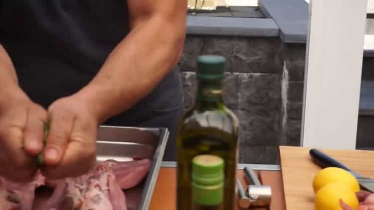 Pentru gătit frigarui de grătar. pregătiți ingredientele