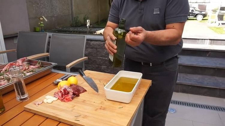 Pentru gătit frigarui de grătar. se toarnă ulei