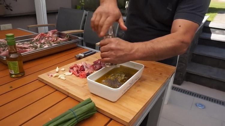 Pentru gătit frigarui de grătar.pregătiți ingredientele pentru marinată