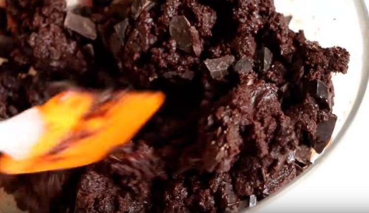 Till slut lägger du chokladchiper till degen.