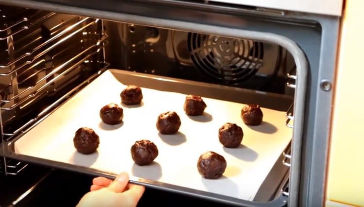 Vi lägger bakplåten med ämnena i ugnen.