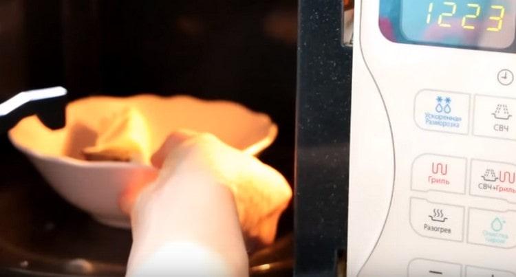 Smält choklad i bitar tillsammans med smörsmältning i mikrovågsugn eller i vattenbad.