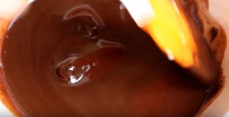 Blanda choklad med smör tills den är jämn.