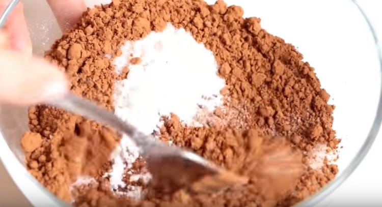 Tillsätt socker och vaniljesocker och blanda de torra ingredienserna.