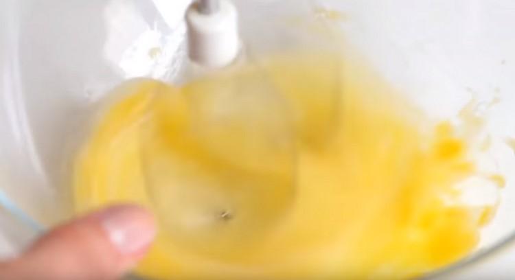 Slå ägget separat med en mixer.