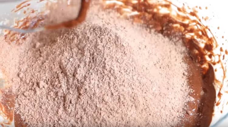 Tillsätt de torra ingredienserna och blanda degen.