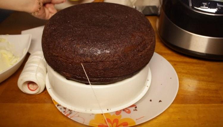 Es conveniente cortar la galleta con hilo culinario.