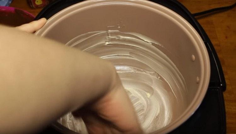 Un tazón de multicookers engrasa el aceite.