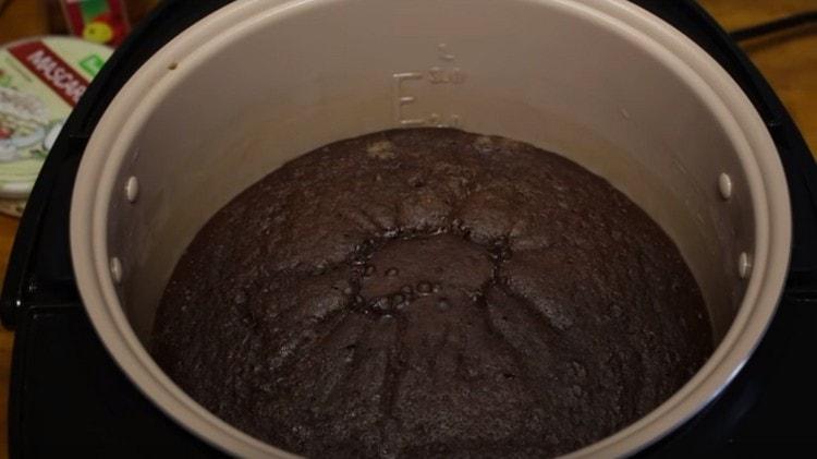 La galleta terminada debe dejarse en el multicooker durante otros 10 minutos, para que no se caiga.