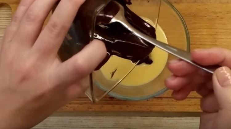Fondre la xocolata al microones, introduir-la a la llet condensada i barrejar.