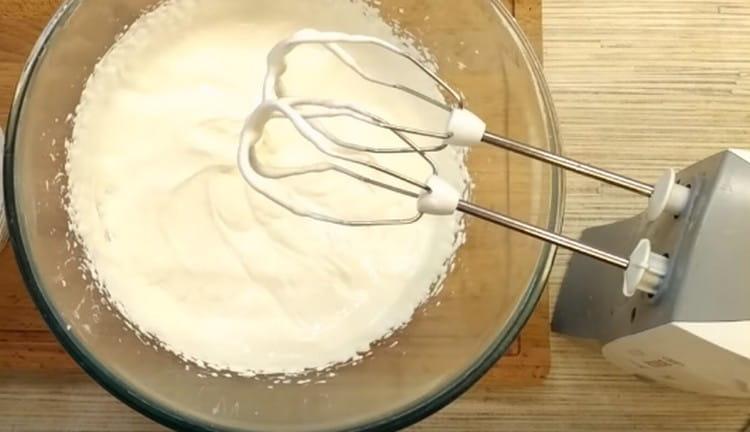 Bateu-ho amb una batedora de crema agria.