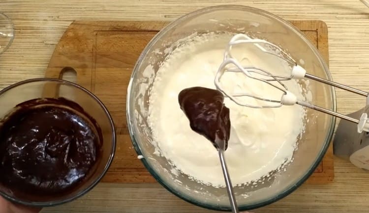 Introduïm una barreja de llet condensada i xocolata en una crema gairebé preparada.