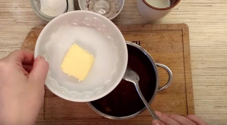 Per fer fudge de xocolata, prenem mantega, cacau, sucre.