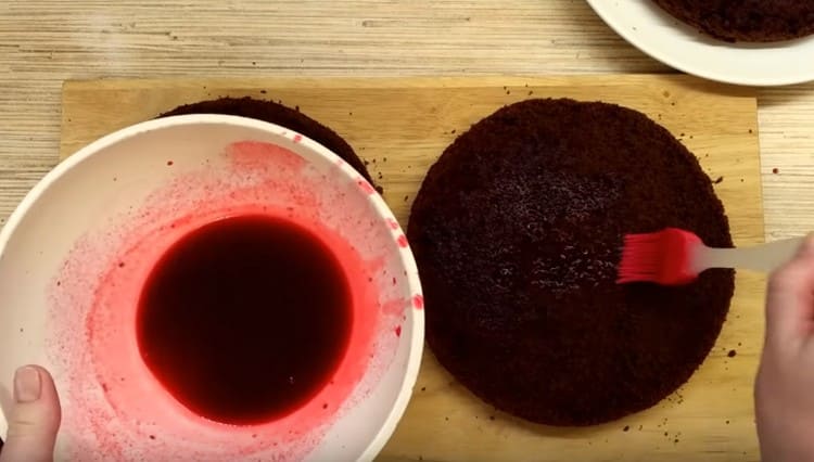 Remullar tots els pastissos amb suc de cirera.