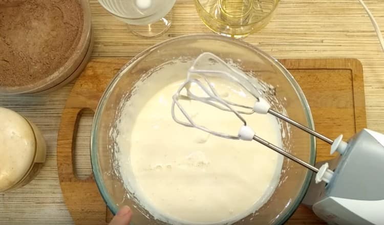 Batem els ous amb el sucre.