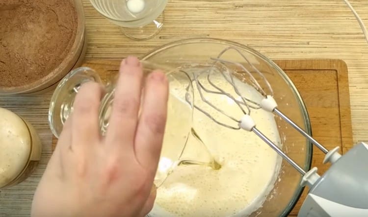 Afegiu la llet a la massa d'ou, així com l'oli vegetal.