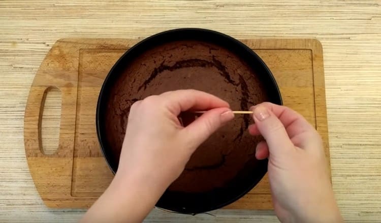 Comproveu la preparació del bescuit amb un escuradents.