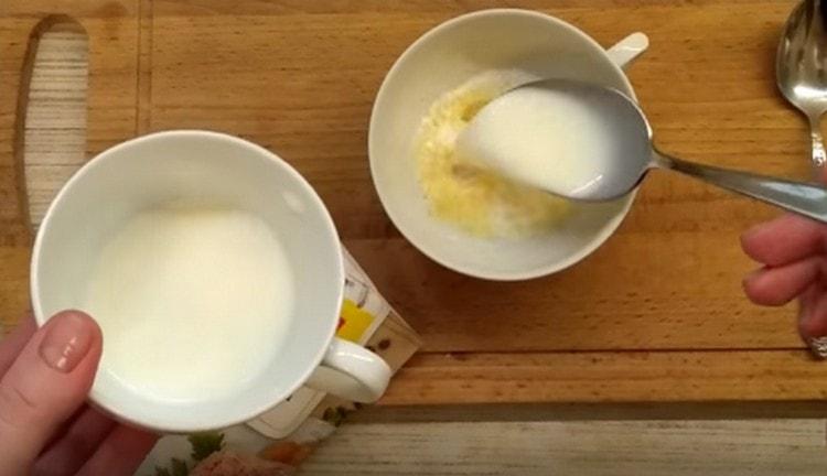 Aboqueu gelatina amb llet calenta i deixeu que s’infli.