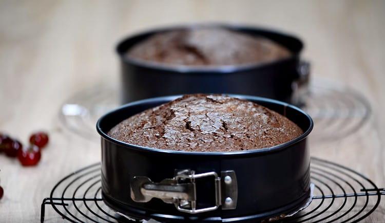 Die fertigen Kekse werden abgekühlt und dann aus der Form genommen.