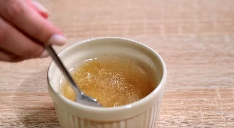 Gelatine in heißem Wasser auflösen.