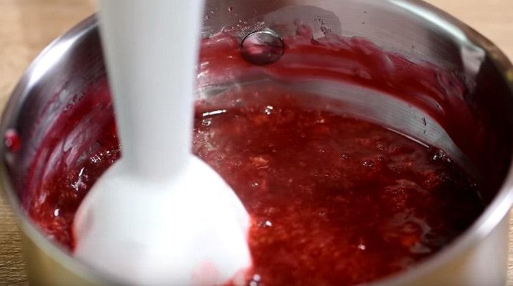 Wir unterbrechen die heiße Kirschmasse mit einem Stabmixer.