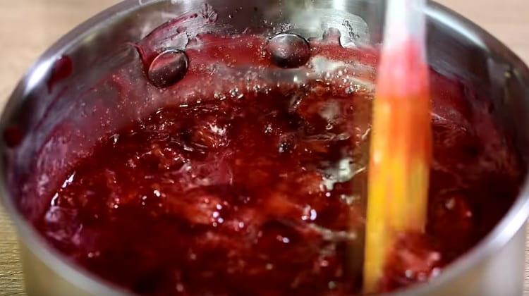 Wir fügen auch ganze kernlose Kirschen hinzu und mischen.