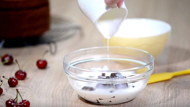 Gießen Sie die Schokoladenstücke mit heißer Sahne.