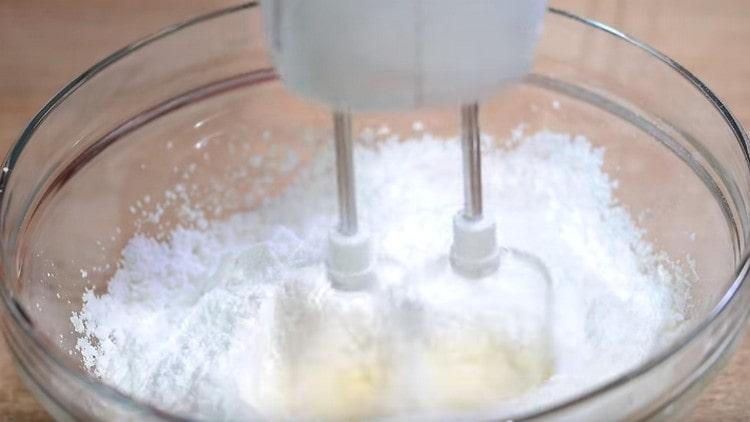 Den Puderzucker und den Mascarpone zur Butter geben.