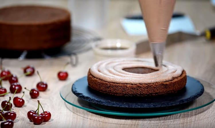 Den Keks mit einer Schicht Sahne einfetten.