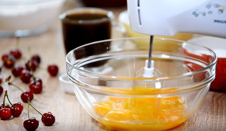 Eier einzeln verquirlen.