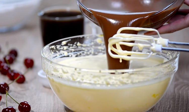 In die geschlagenen Eier treiben wir die Schokoladenmischung.