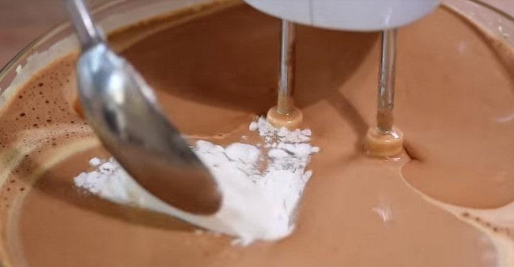 Alles mit einem Mixer mischen und das Mehl einfüllen.