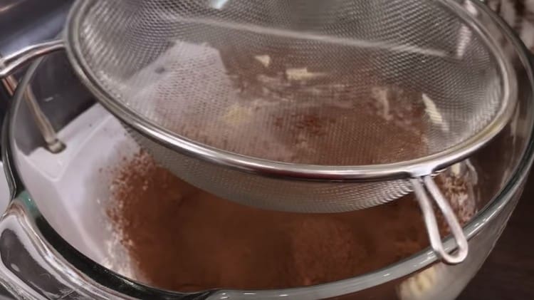 Apoi combinați laptele condensat bătut și untul și adăugați cacao la ele.