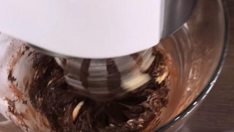 Amestecați crema cu un mixer.