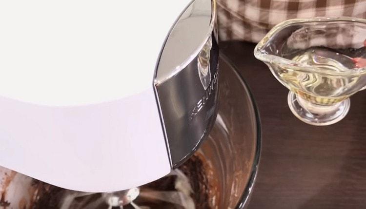 În procesul de biciuire, adăugați ulei vegetal în cremă.