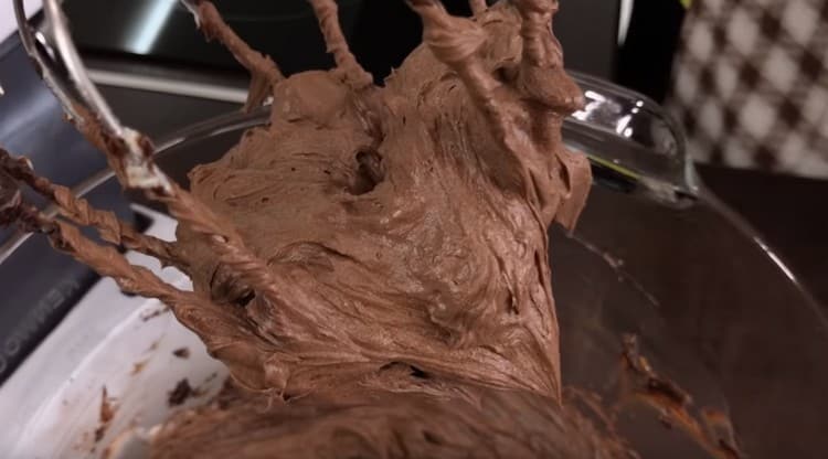 Crema este destul de groasă și uniformă.