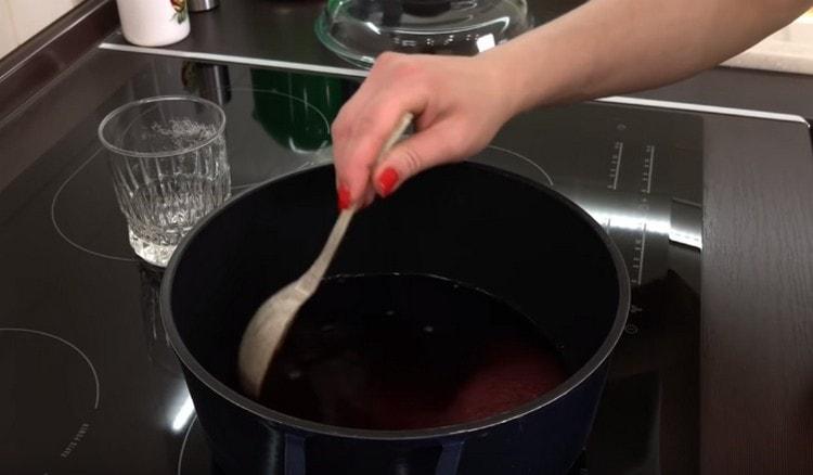 Se amestecă și se fierbe astfel încât zahărul să se dizolve complet.