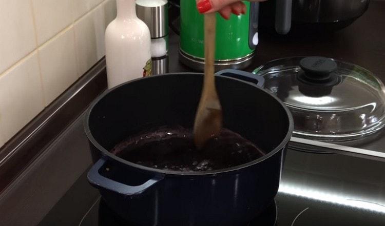 Evaporam alcoolul din vin, aducem impregnarea la consistența siropului.