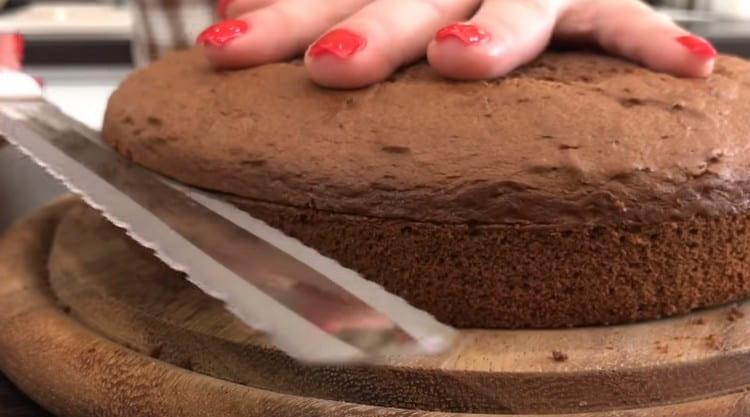 Taiem biscuitul finit in 3 prajituri.