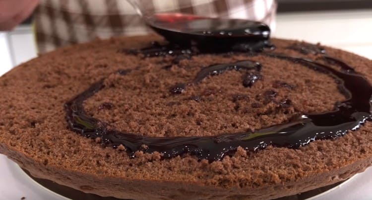 Întindem prima prăjitură și o înmuiem.