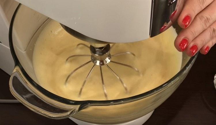 Bateti ouale pana cand sunt pufoase.