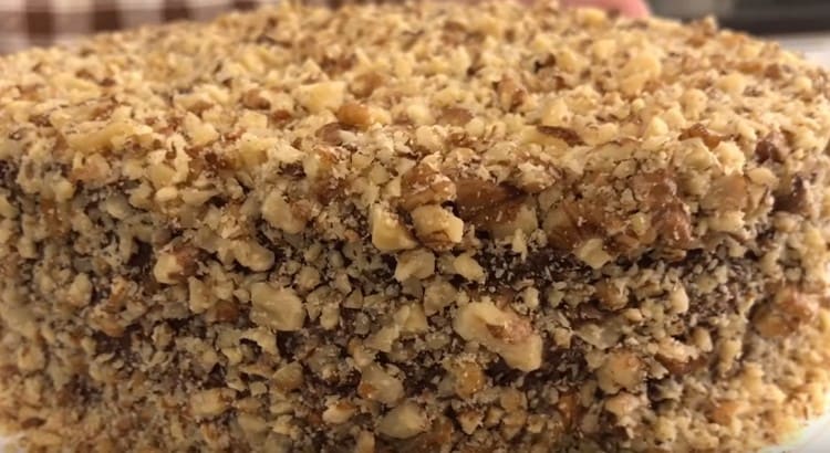 Presărați prăjitura cu firimituri de nuci.