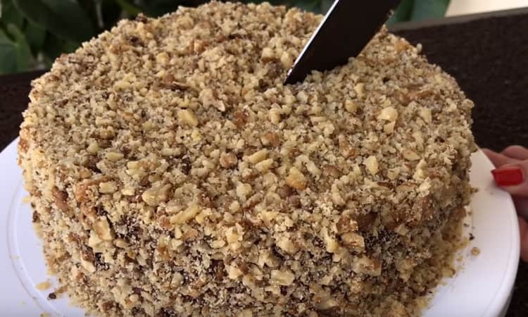 Înainte de servire, tortul cu ciocolată cu nuci trebuie infuzat la frigider.