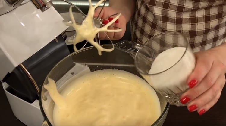 Adăugați zahărul, un vârf de sare în ouă și bateți mai mult.