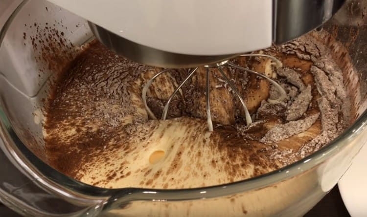 Aduceți aluatul la o uniformitate cu un mixer.