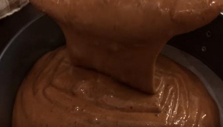 Întindem aluatul într-o formă acoperită cu pergament.