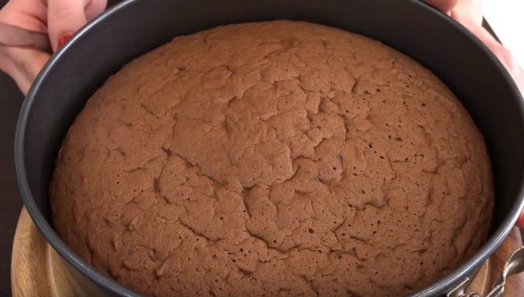 Turta de burete poate fi verificată dacă este pregătită cu o scobitoare.